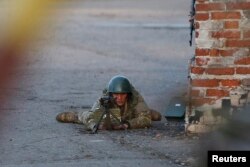 Український військовий біля аеродрому в Крматарську, 15 квітня 2014 року