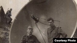 Азыркы күндө мындай антенналарды үйлөрдөн, ал тургай алыскы тоодо мал багып жүргөн малчынын короосунан да көрсө болот. Ал кезде бул нерсе аскердик жашыруун сыр катары саналып, өзгөчө кайтарууда болгон (арткы планда аны кайтарып турган күзөтчү көрүнөт.) Ушул антенналар аркылуу биз бош убактарда каалаган радио жыштыктагы керектүү радио станцияларыбызды таап алып, жашыруун угаар элек.