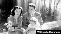 محمدرضا شاه به همراه همسرش فوزیه و فرزندشان شهناز - در فاصله کوتاهی بعد از شهریور ۲۰