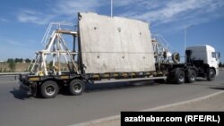 Jaýyň gurluşygy üçin beton plitasyny daşap barýan bir ulag