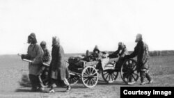 Ачарчылыктан жанын сактап калыштын аргасын издеп журт которгон казактар. 1930-жылдар. Сүрөт Борбордук мамлекеттик архивден алынды.