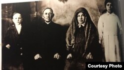 Авылдан сөрелгән Вәлимөхәммәт җәмәагте Шәмсениса һәм ике баласы белән. 1934 ел