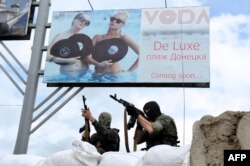 Озброєні сепаратисти на блокпосту в Донецьку, 1 червня 2014 року