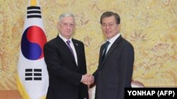 Жеймс Мэттис жана Мун Чжэ Ин