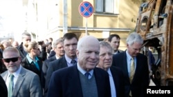 Киевехь Iамеркан делегацин коьртехь ву Маккейн Джон, Заз14,2014