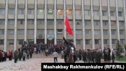 Таластагы облустук администрациянын алдына чогулган эл. 6-апрель, 2010-жыл.