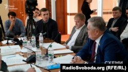 «Якщо охороні Медведчука хтось сказав, що вони можуть учиняти будь-які дії щодо журналістів, аби не допустити зйомки літака та пасажирів, і не понесуть відповідальності, то їм збрехали» – зазначив Михайло Ткач на засіданні