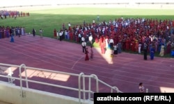 Türkmenistanda bir mejbury köpçülik çäresine taýýarlyk görýän adamlar