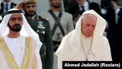 Шейх Мохамед с папой римским Франциском по время визита понтифика в ОАЭ. Февраль 2019 года.