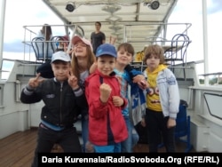 Школьники во время теплоходной прогулки