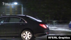 У мерседесі Столара на задніх вікнах закриті штори