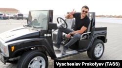 Эмин Агаларов 2018 йил 26 июль куни Бокудаги Sea Breeze Resort меҳмонхонасида бўлиб ўтган “Жара” мусиқа фестивали очилиш маросимида.