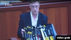 Нынешний директор ТЭЦ показывает набор инструментов