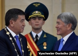 Президент Сооронбай Жээнбеков жана мурдагы президент Алмазбек Атамбаев. 24-ноябрь, 2017-жыл.