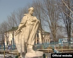 Пам'ятник Тарасові Шевченку у місті Новомиргород, Кіровоградської області (photo: http://fakty.ictv.ua)