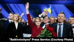 Керівник ВО «Батьківщина» Юлія Тимошенко (посередині) під час партійного з'їзду, на якому її було висунуто в кандидати на посаду президента України. Київ, 22 січня 2019 року