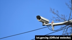 Бишкекте көчөгө орнотулган көзөмөл камерасы.