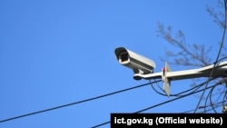 Бишкекте көчөгө орнотулган көзөмөл камерасы.