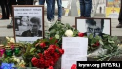 Гулгузорӣ ба ёди Немтсов дар Киев