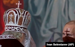 Патріарх РПЦ Кирило (Гундяєв) і президент Росії Володимир Путін на великодній службі у храмі Христа-Спасителя в Москві, 2015 рік