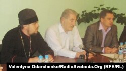 Прес-конференція Ради церков Рівного з приводу нападу на керівника єврейського товариства «Хесед Ошер». У центрі – Геннадій Фраєрман