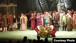 Малый театрдан Камал театрына чәчәкләр