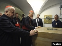 Кардинал Станислав Дзивиш у гроба Иоанна Павла II