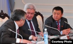 Өмүрбек Текебаев, Феликс Кулов жана Чыныбай Турсунбеков.