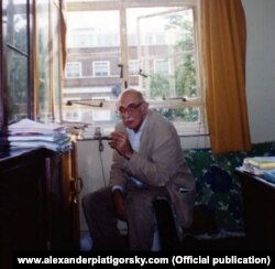 Александр Пятигорский в своем университетском кабинете, конец 1980-х