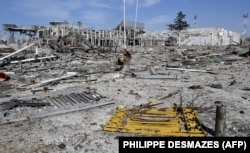 Руїни Міжнародного аеропорту «Луганськ» після боїв Збройних сил України із російськими гібридними силами, 11 вересня 2014 року