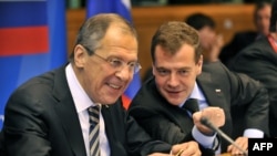 Руският външен министър Сергей Лавров и бившият президент на страната Дмитрий Медведев по време на среща на върха между ЕС и Русия в Брюксел, 7 декември 2010 г.
