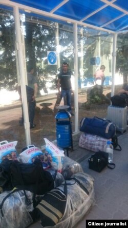 Ўзбеклар аэропорт ташқарисида тунамоқда