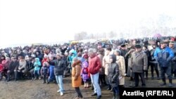 Бәйрәмгә килгән халык