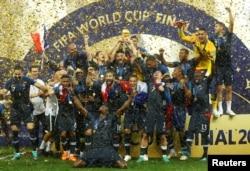 Франциянын курама командасы жеңишин майрамдап жатат.