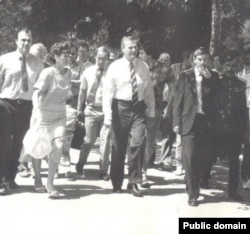 Путін (одразу за Собчаком) несе валізу мера Санкт-Петербурга. Росія, 90-і роки