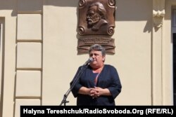 Наталія Іваничук на відкритті меморіальної таблиці Романові Іваничуку