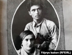 Чыңгыз Айтматовдун атасы Төрөкул Айтматов жана анын жубай Нагима Айтматова.