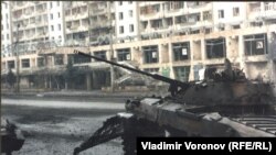 Спалений російський бронетранспортер БМП-2 у Грозному. Чечня, кінець 1994 року