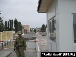 Гузаргоҳи марзӣ миёни Тоҷикистон ва Узбакистон дар Конибодом.