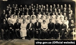 Під час виступів Української республіканської капели у Празі, 1919 рік. Капела була створена 16 січня 1919 року в Києві музичним відділом Міністерства освіти УНР за дорученням голови Директорії Симона Петлюри, для популяризації української музичної культури за кордоном. Затверджена окремим законом УНР 25 січня 1919 року. Головним меценатом капели був Симон Петлюра