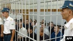 15 андижанских обвиняемых в терроризме в Верховном суде Узбекистана в сентябре 2005 года.