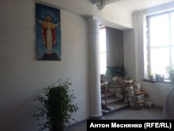 Будматеріали на сходах храму