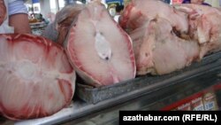 Продажа осетрины на рынках Туркменистана