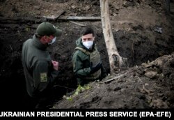 Володимир Зеленський під час відвідування лінії фронту в Петрівському