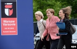 Во время саммита НАТО в Варшаве, в компании канцлера Ангелы Меркель (в центре).