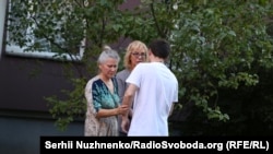 Олександр Костенко з матір'ю Оленою Костенко і омбудсменом Людмилою Денісовою, Київ, 6 серпня 2018 року
