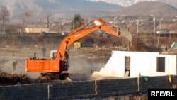 Тахриби чанд манзили сокинони Буни Ҳисорак аз тарафи мақомот дар соли 2010.