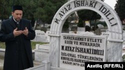 Илдус Фәиз Гаяз Исхакый каберенә дога кыла