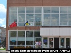 Музей «Молодої гвардії», Краснодон, 22 червня 2011 року. Державний і червоний прапори, всупереч рішенню Конституційного Суду, висять поруч