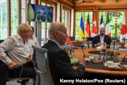 Президент США Джо Байден (на передньому плані) під час саміту «Групи семи». Баварські Альпи, Німеччина, 27 червня 2022 року